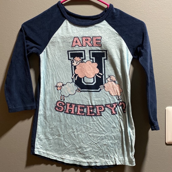 PRE-OWNED GIRLS PAJAMA TOP SIZE XS 4/5! IN EXCELLENT CONDITION! SMOKE FREE HOME! - Picture 2 of 3